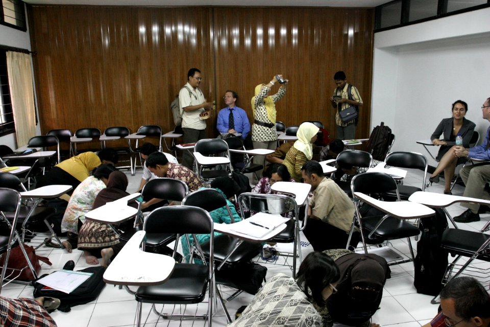 USAID DAA visitors observes a teaching class in action at the Universitas Negeri Surabaya (UNESA) (5267237533)