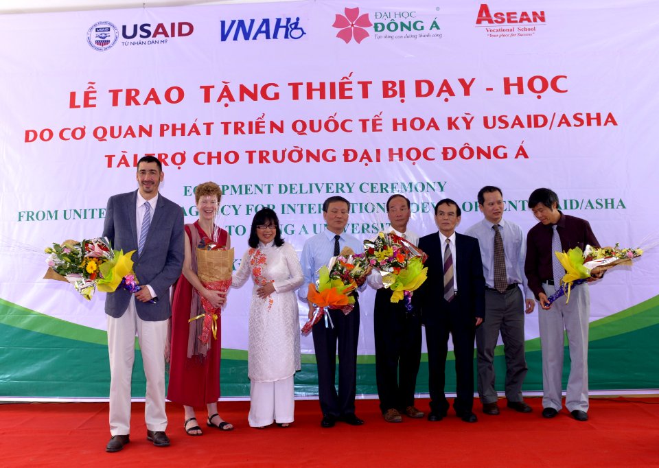 USAID gives educational equipment to Dong A University’s Quang Nam campus (22786986080)
