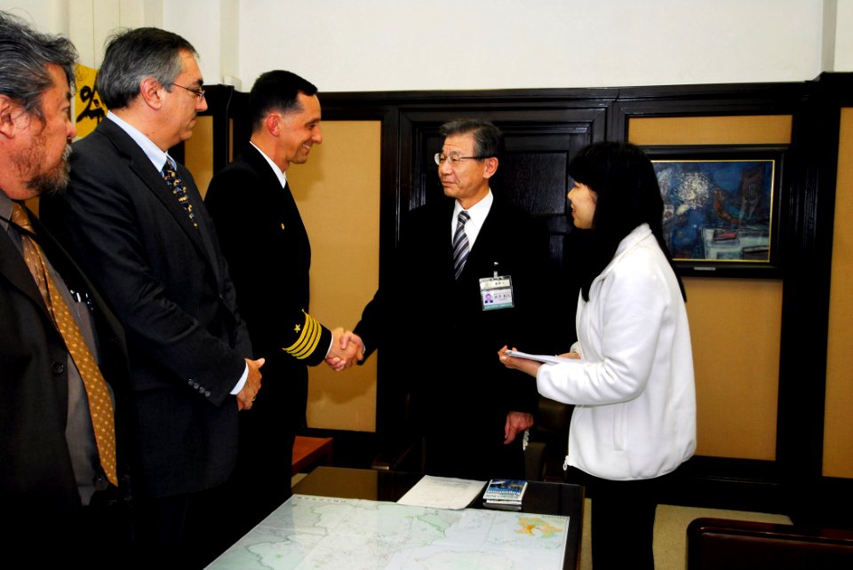 US Navy 090227-N-6538W-306 Capt. John Uhl, commanding officer of the Ticonderoga-class guided-missile cruiser USS Antietam (CG 54) meets with Vice Mayor Kazuhisa Ohdaira in Kagoshima, Japan
