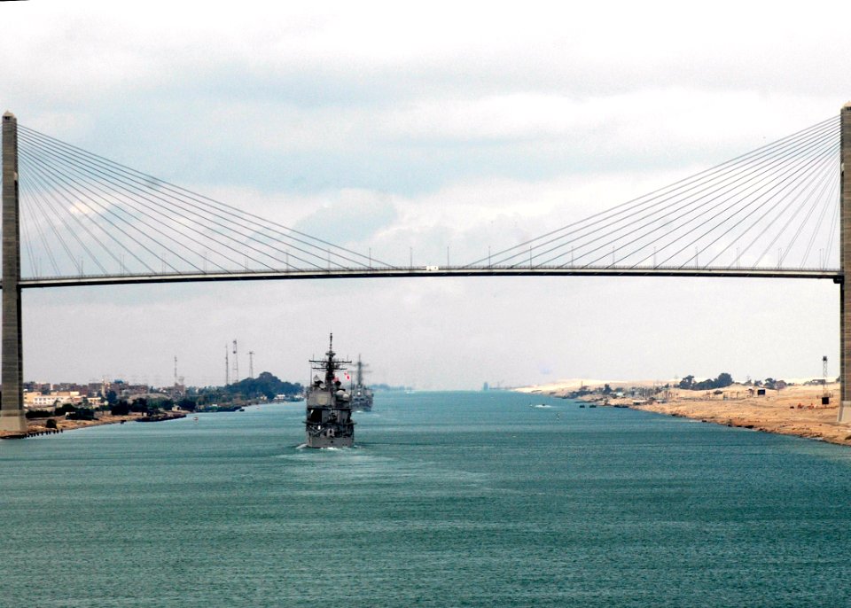US Navy 090227-N-9134V-249 USS Roosevelt (DDG 80) and USS Vella Gulf (CG 72) transit the Suez Canal