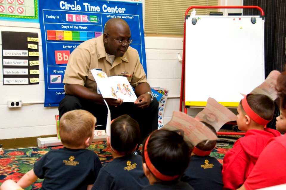 US Navy 090303-N-6674H-001 Yeoman 1st Class Calvin Everett reads to students at Lehua Elementary School