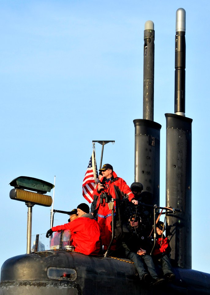 US Navy 090317-N-0780F-005 Cmdr. Wesley R. Guinn, center, commanding officer of the Los Angeles-class attack submarine USS Scranton (SSN 756), directs his maneuvering watch team