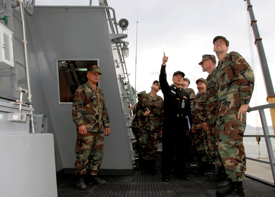 US Navy 090318-N-9573A-007 Navy reservists assigned to Commander, U.S. Naval Forces Korea are given a tour by sailors from the Republic of Korea multipurpose destroyer ROKS Wang Geon (DDH 978)