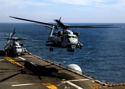 US Navy 090309-N-4236E-030 A CH-53E Super Stallion assigned to Marine Medium Helicopter Squadron (HMM) 264 lands on the flight deck of the multi-purpose amphibious assault ship USS Iwo Jima (LHD 7) photo