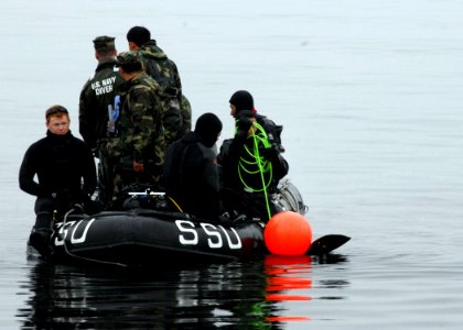 US Navy 090319-N-9573A-014 Seabees assigned to Underwater Construction Team (UCT) 2 and Mobile Diving and Salvage Unit participate in an underwater welding exercise with members of the Republic of Korea Navy photo