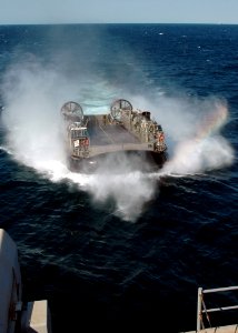US Navy 090324-N-4236E-092 A landing craft air cushion (LCAC) from Assault Craft Unit (ACU) 4 returns to the multi-purpose amphibious assault ship USS Iwo Jima (LHD 7)