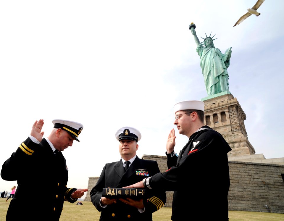 US Navy 090327-N-8467N-001 Lt. Scott Woods, left, administers the oath of enlistment to Machinist's Mate 1st Class Adam Bunker-Worley