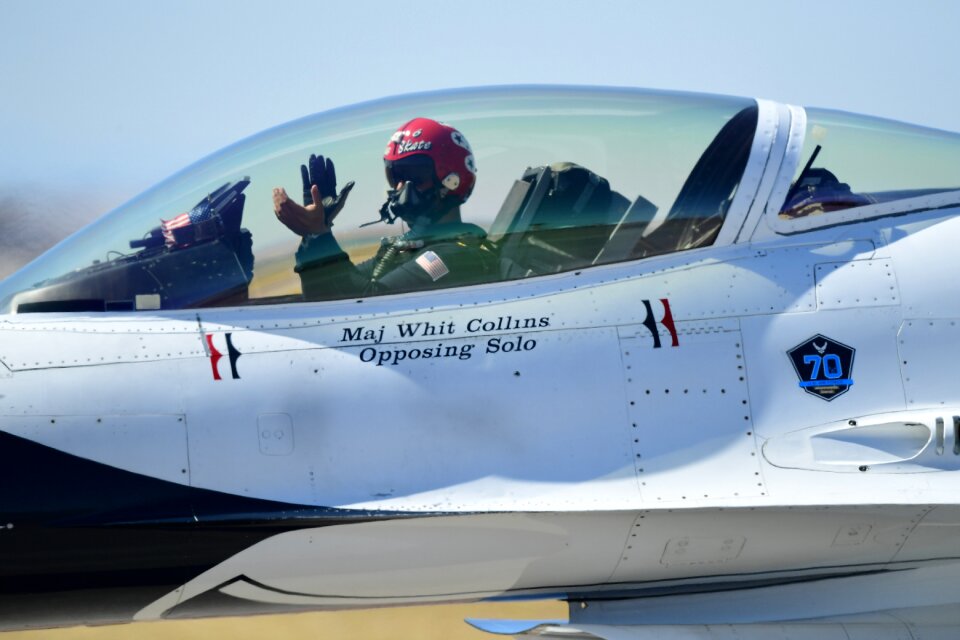 Fighting falcon demonstration aerial show