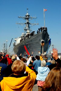 US Navy 090409-N-8907D-216 Family members welcome home Sailors from the guided-missile destroyer USS Mahan (DDG 72)