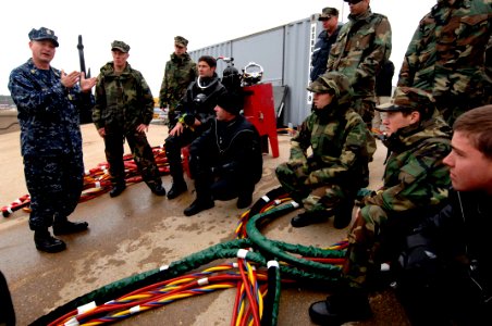 US Navy 090415-N-9818V-355 Master Chief Petty Officer of the Navy (MCPON) Rick West meets with Sailors from Mobile Diving and Salvage Unit (MDSU) 2 during a visit to Naval Amphibious Base Little Creek
