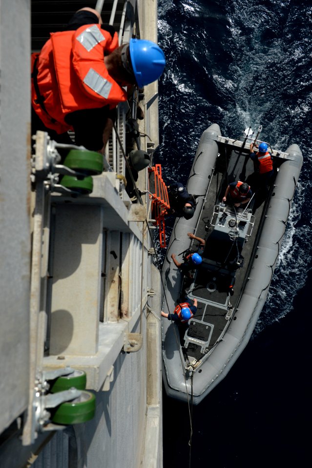 USNS Spearhead (JHSV-1) 150117-N-RB579-135