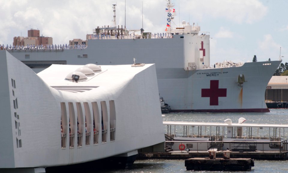 USNS Mercy arrives in Pearl Harbor. (20872784503)