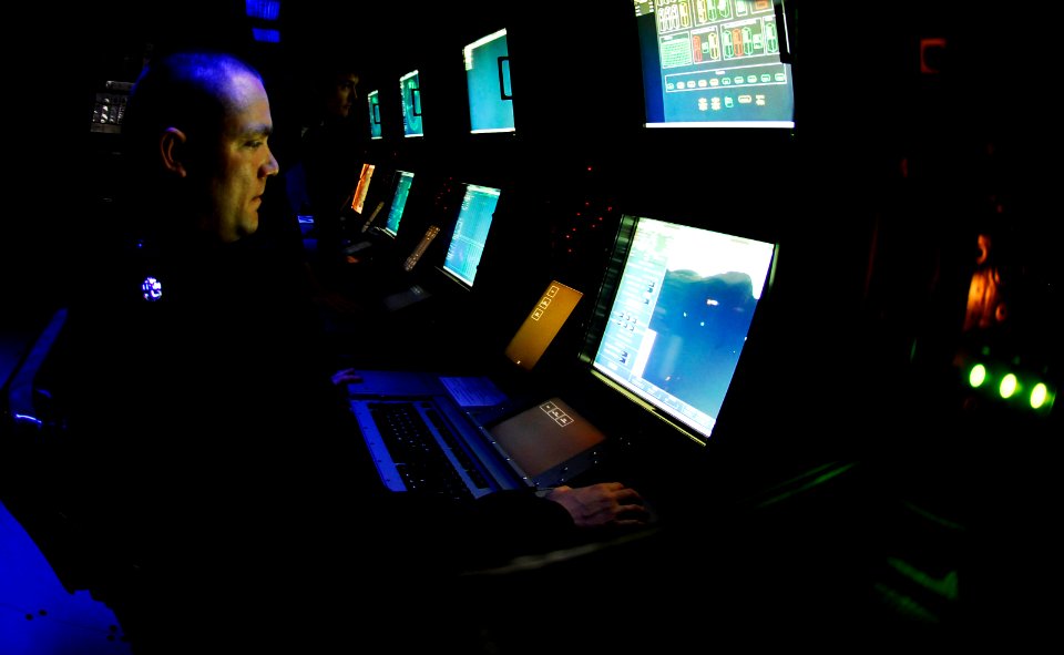 US Navy 090420-N-9928E-195 Chief Sonar Technician (Surface) Gary Hillman, from El Dorado, Ill., generates an under-sea warfare training scenario in the sonar control room aboard the Arleigh Burke-class guided-missile destroyer