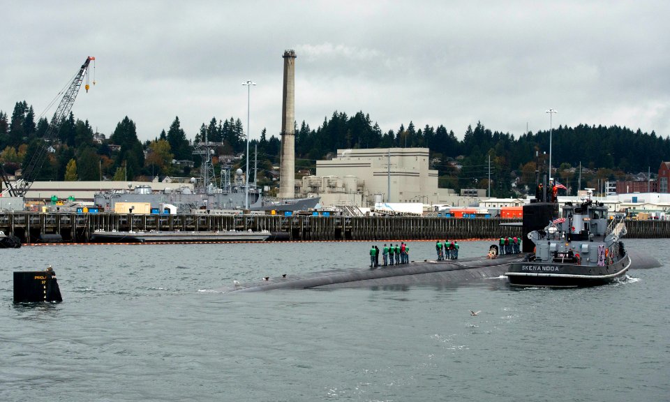 USS Albuquerque arrives in Bremerton for inactivation 151028-N-UD469-021