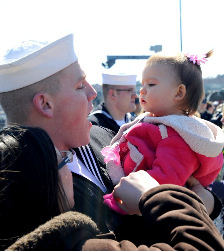 USS Alexandria returns to port 130403-N-UM744-004