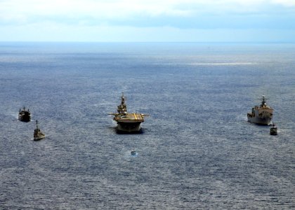 US Navy 090421-N-0120A-206 The forward-deployed amphibious assault ship USS Essex (LHD 2), center, steams in formation