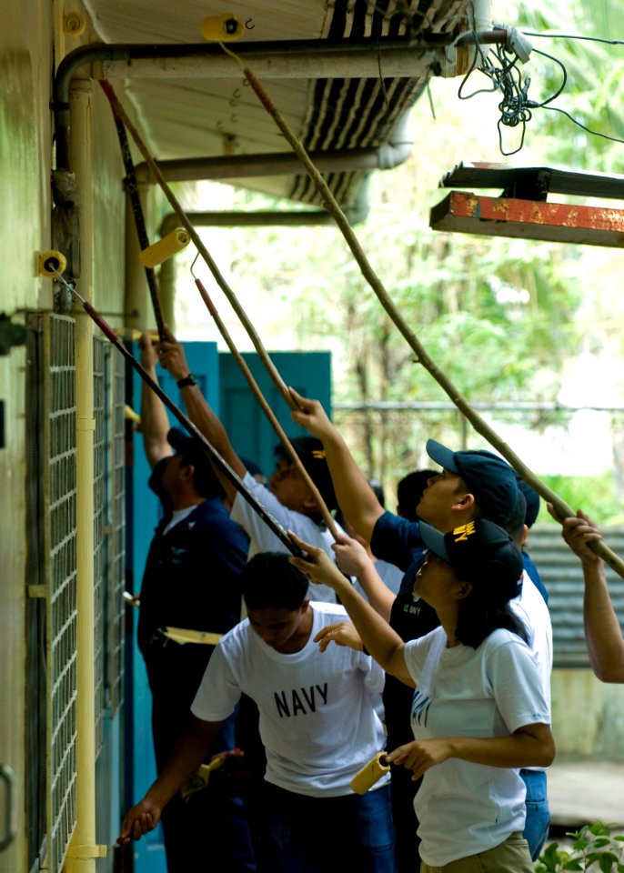 US Navy 090419-N-5253W-031 Sailors from Amphibious Squadron (PHIBRON) 11 and the Armed Forces of the Philippines Navy paint a school