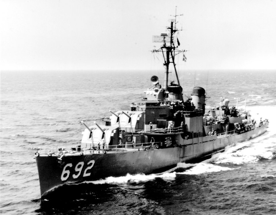 USS Allen M. Sumner (DD-692) underway in the Mediterranean Sea on 8 May 1953 (NH 107182)