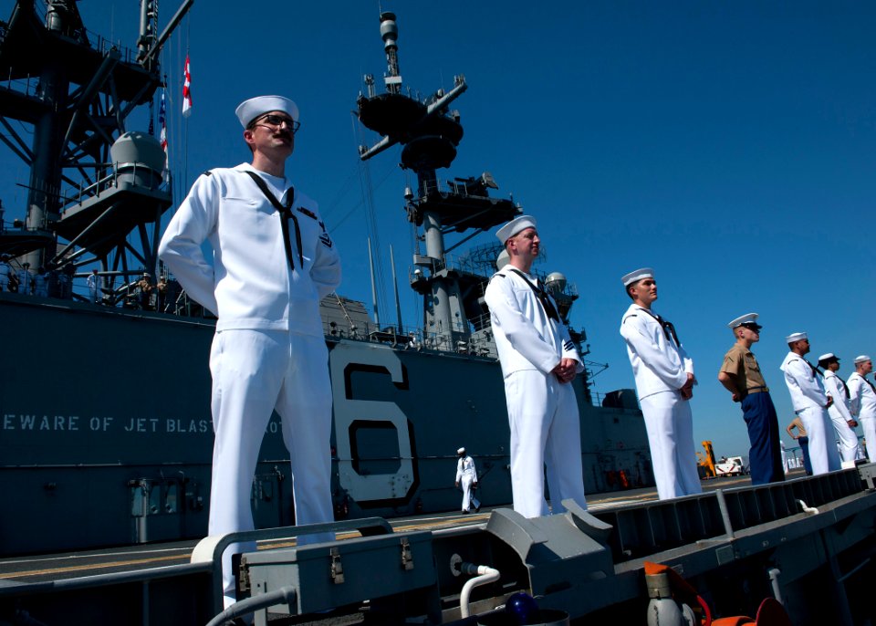USS America homecoming 140915-N-FR671-266