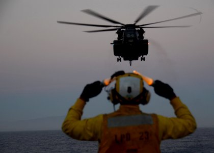USS Anchorage supports HM-14 airborne mine countermeasures training, RIMPAC 2014 140723-N-DI719-436