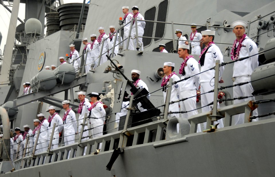 US Navy 090423-N-9758L-218 Sailors aboard the Arleigh Burke-class guided-missile destroyer USS Hopper (DDG 70) man the rails as the ship makes her way pier side to Naval Station Pearl Harbor