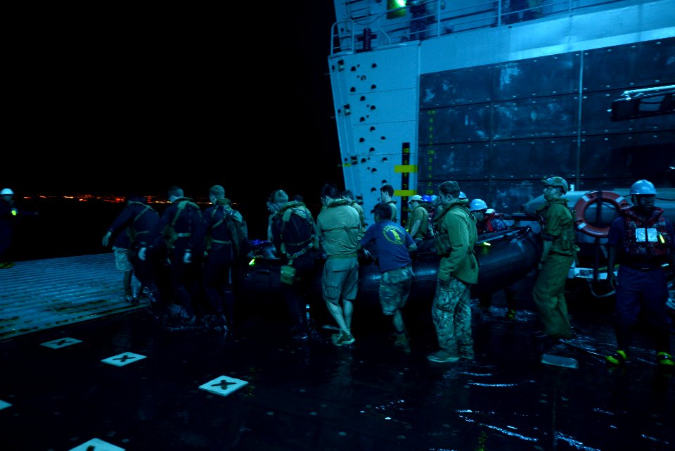 USS Anchorage Diving Operations 140718-N-FN215-807