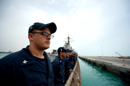 USS ARLEIGH BURKE (DDG 51) 140402-N-WD757-123 (13691654115)