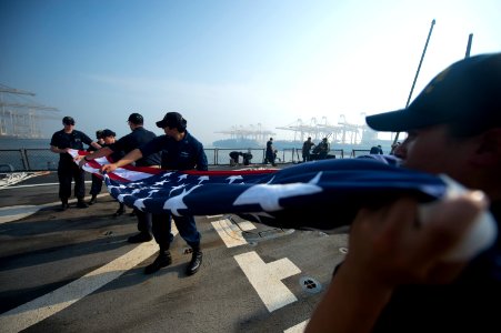 USS Arleigh Burke (DDG 51) 140713-N-WD757-108 (14711731711)