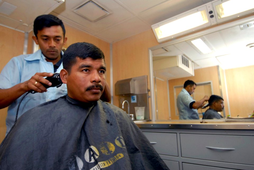 US Navy 090427-N-7092S-008 3-Er Miestre SAIN Peluquero Juan Carlos Morales Areualo gives 3-Er Miestre Valentino Luis Rojelio a haircut aboard Mexican Navy ocean patrol ship ARM Oaxaca (PO-161)