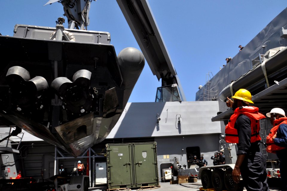 USS Arlington operations 150509-N-GG458-095