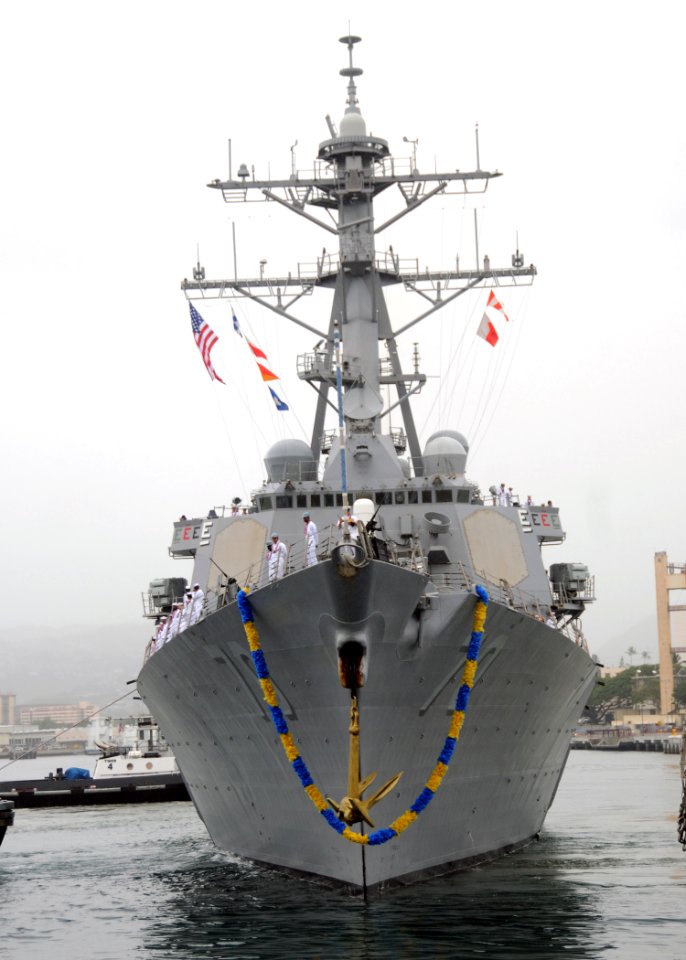 US Navy 090423-N-9758L-146 The Arleigh Burke-class guided-missile destroyer USS Hopper (DDG 70) makes her way pier side to Naval Station Pearl Harbor