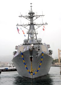 US Navy 090423-N-9758L-146 The Arleigh Burke-class guided-missile destroyer USS Hopper (DDG 70) makes her way pier side to Naval Station Pearl Harbor