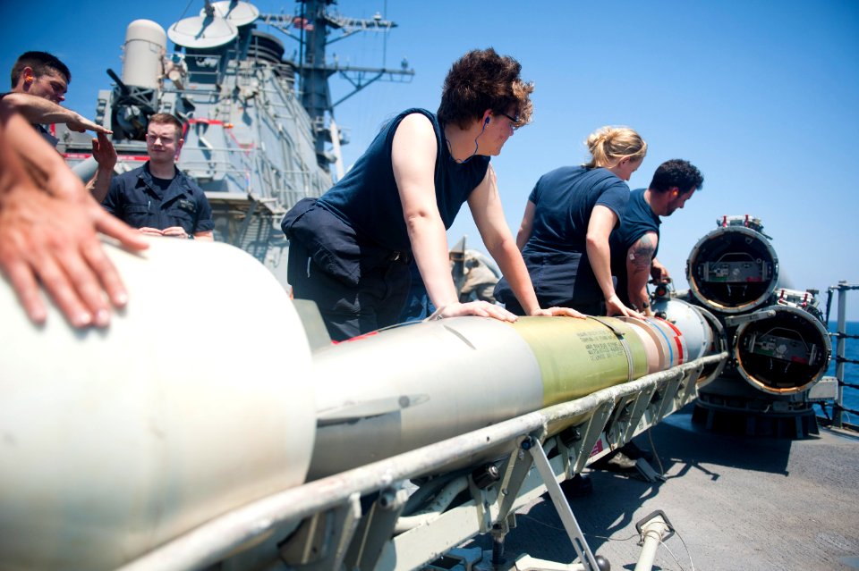 USS ARLEIGH BURKE (DDG 51) 140326-N-WD757-122 (13530937544)