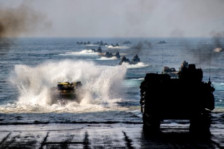 USS Ashland operations 150330-N-NT265-454