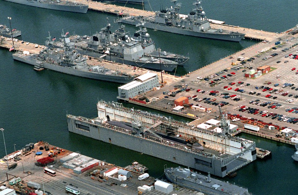 USS Bainbridge (CGN-25) and other warships at Naval Station Norfolk on 25 June 1995