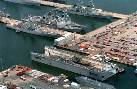 USS Bainbridge (CGN-25) and other warships at Naval Station Norfolk on 25 June 1995
