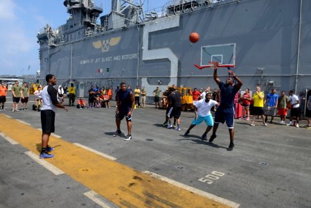USS BATAAN (LHD 5) 140427-N-JX484-010 (14060401614)