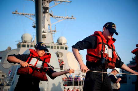 USS ARLEIGH BURKE (DDG 51) 140425-N-WD757-083 (14006331606)