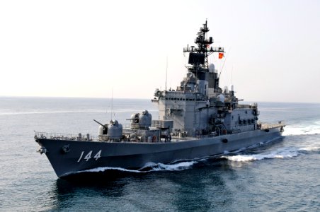 US Navy 090429-N-7280V-378 The Japan Maritime Self-Defense Force destroyer JDS Kurama (DDH 144) pulls alongside amphibious command ship USS Blue Ridge (LCC 19) during Exercise Malabar 2009