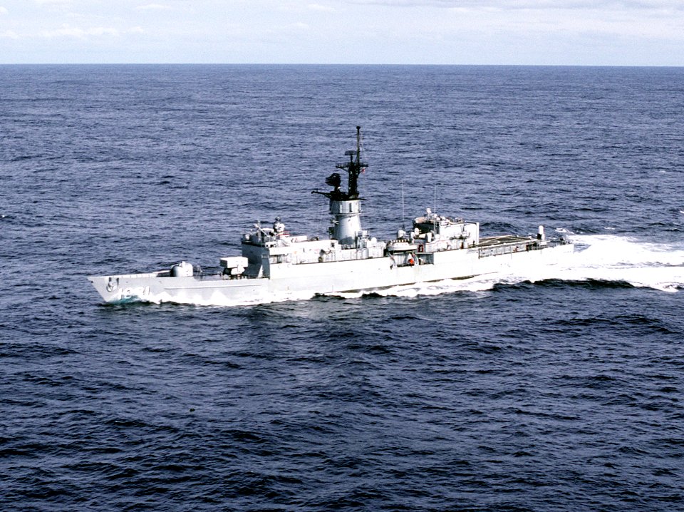 USS Aylwin (FF-1081) underway in 1985