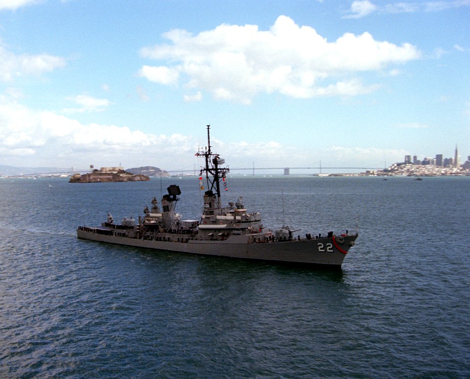 USS Benjamin Stoddert (DDG-22) underway in San Francisco Bay, California (USA), on 1 October 1981 (6378939)