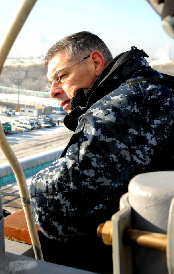 USS Blue Ridge arrives in Tomakomai 120203-N-XG305-404