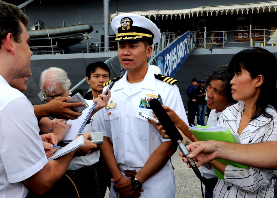 USS Blue Ridge pulls into Da Nang DVIDS222101
