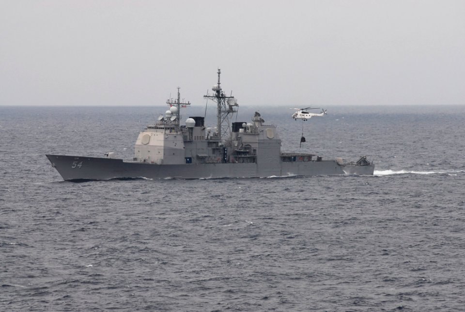 US Navy 090507-N-2475A-144 he Ticonderoga-class guided-missile cruiser USS Antietam (CG 54) receives supplies from an SA-330 Puma helicopter