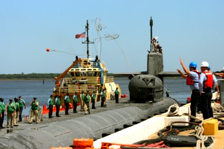 US Navy 090508-N-1841C-041 KINGS BAY, Ga. (May 8, 2009) Sailors aboard the guided-missile submarine USS Florida (SSGN 728) throw lines as the boat moors