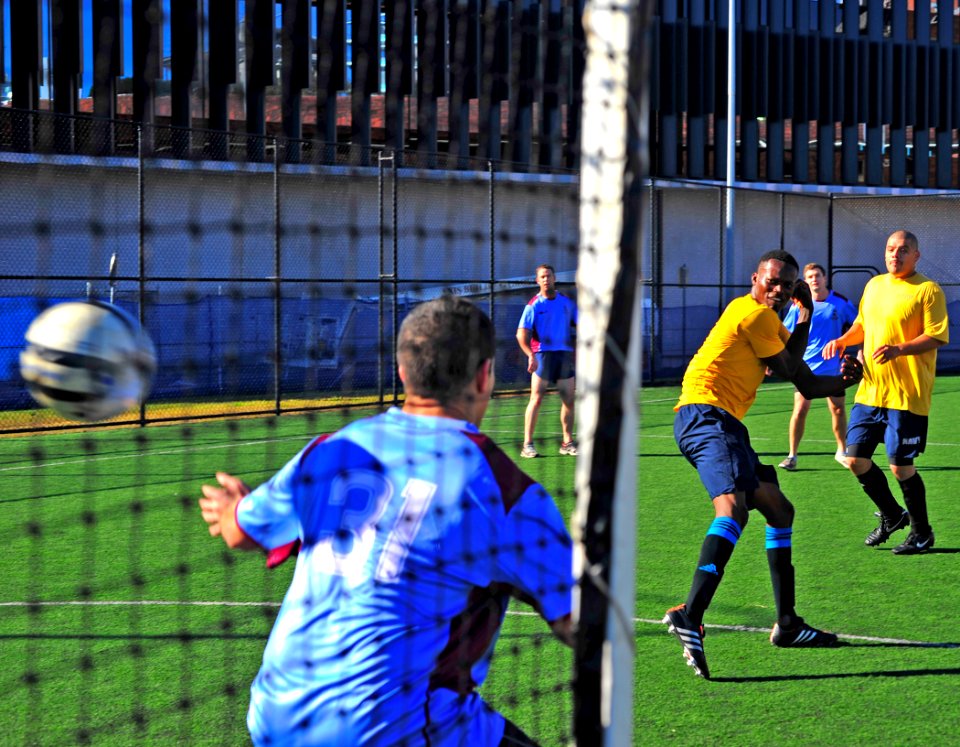 USS Blue Ridge Sailors participate in inter-navy sports while visiting Sydney 150709-N-KG618-180