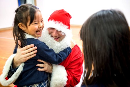 USS Bonhomme Richard (LHD 6) Silors visit Emukae Kindergarten. 161221-N-WF272-258