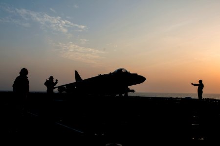 USS Bonhomme Richard flight deck operations 150213-N-LM312-013