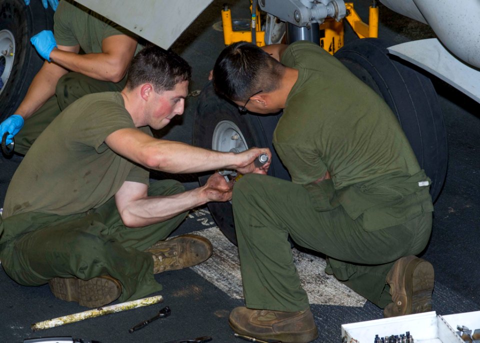 USS BOXER (LHD 4) 131203-N-VO234-005 (11202069693)