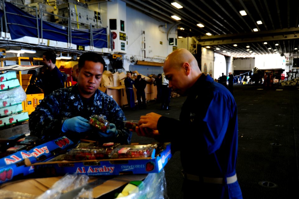 USS BOXER (LHD 4) 131224-N-SS492-044 (11642550615)